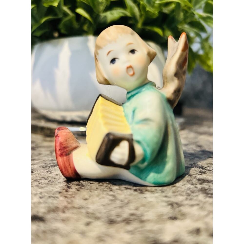 Goebel Hummel # 238B Sitting Girl Angel Playing Accordion TMK 6 West Germany